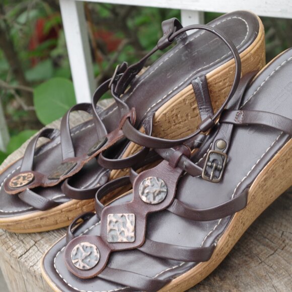 Cute Sandals By Gossip Leatgher With Copper & Metal Buttons - Picture 3 of 7
